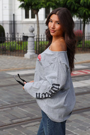 T-Shirt Off Shoulder Grijs dames outfit met wide leg jeans