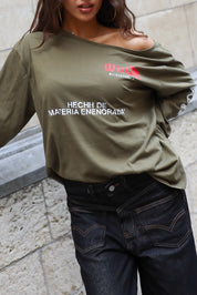 Detail van khaki off shoulder T-shirt met rode en witte opdruk op de voorkant