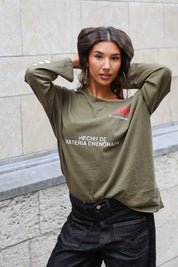Khaki T-shirt met lange mouwen en tekstprint gedragen op zwarte jeans