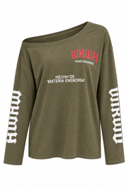Khaki off shoulder T-shirt met rode opdruk en witte tekst op de mouwen tegen witte achtergrond