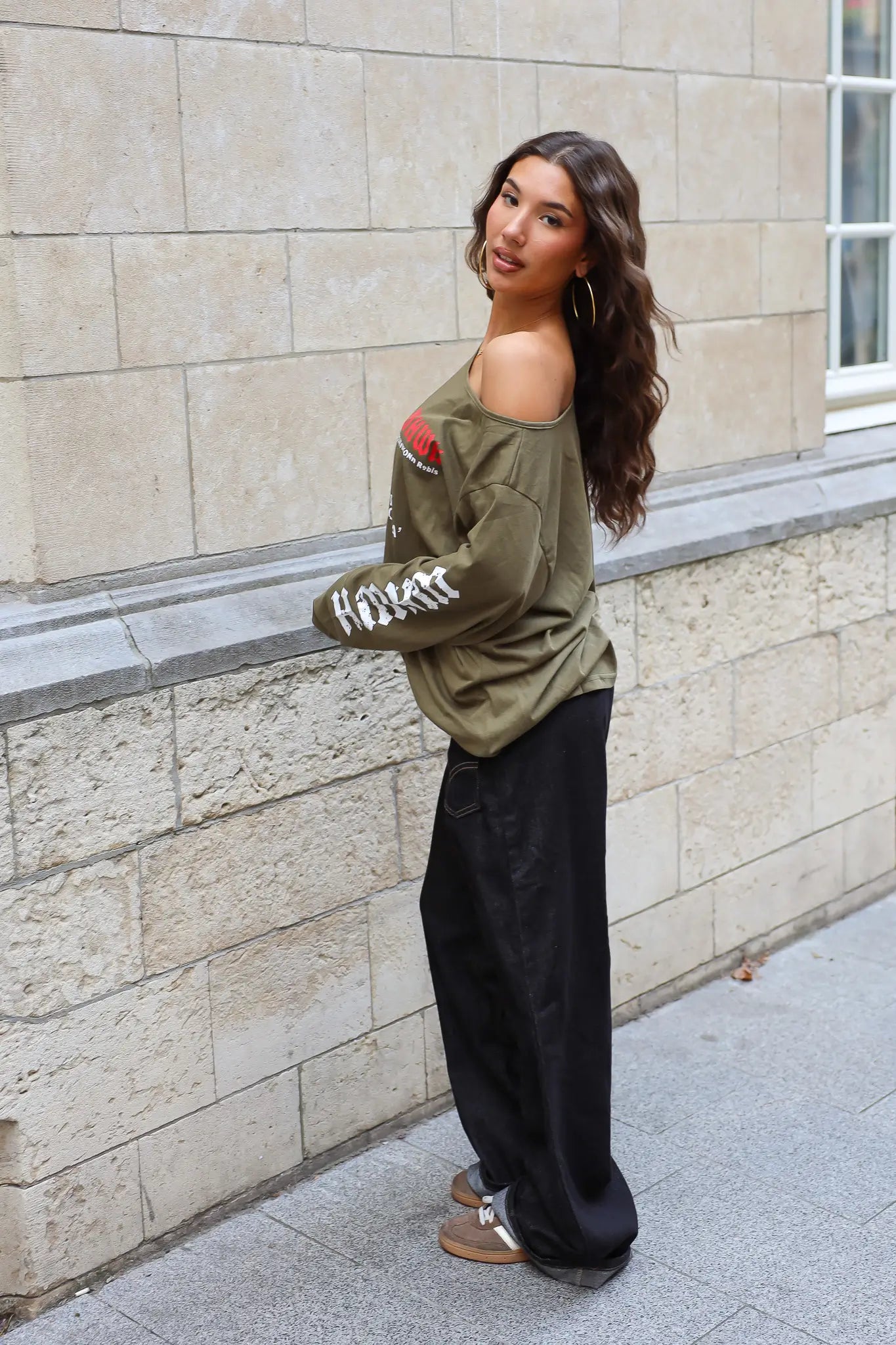 Khaki off shoulder shirt met witte mouwprint en blote schouder