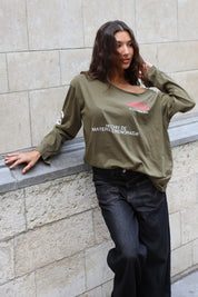 Khaki dames longsleeve met brede halslijn en opvallende tekstprint
