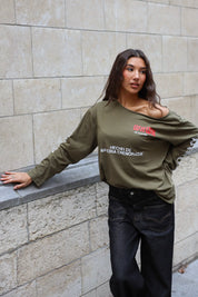 Khaki off shoulder T-shirt met lange mouwen en rode en witte tekstprint