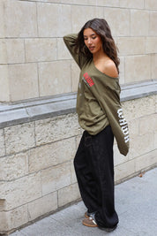 Khaki off shoulder longsleeve met losse pasvorm en zwarte wijde spijkerbroek