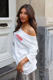 T-Shirt Off Shoulder Wit dames outfit met slangenprint broek