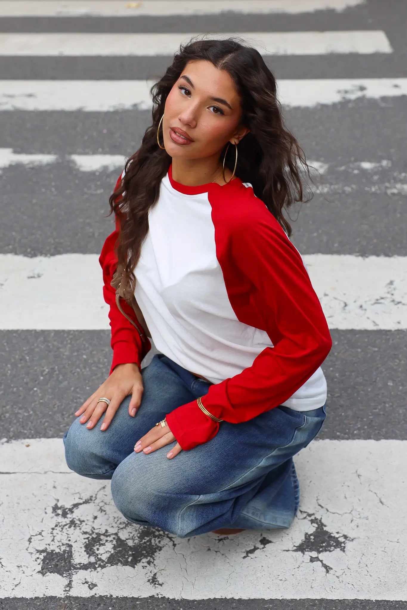 Dames T-shirt wit met rode lange mouwen gecombineerd met wide leg jeans zittend