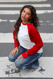 Dames T-shirt wit met rode lange mouwen gecombineerd met wide leg jeans zittend