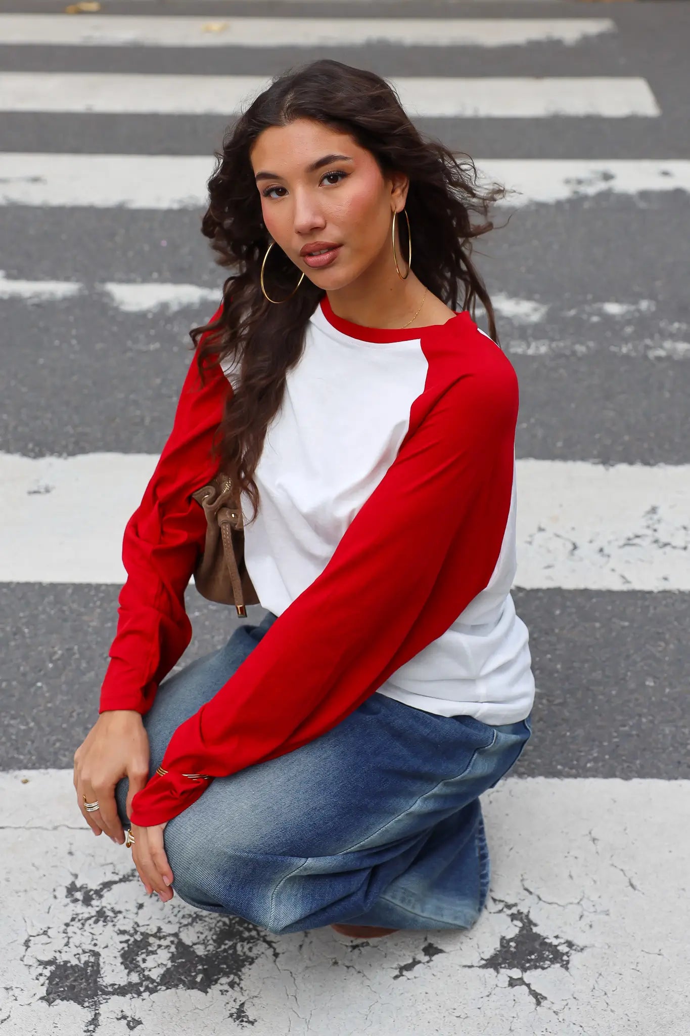 Dames raglan T-shirt in wit en rood met ronde hals en lange mouwen