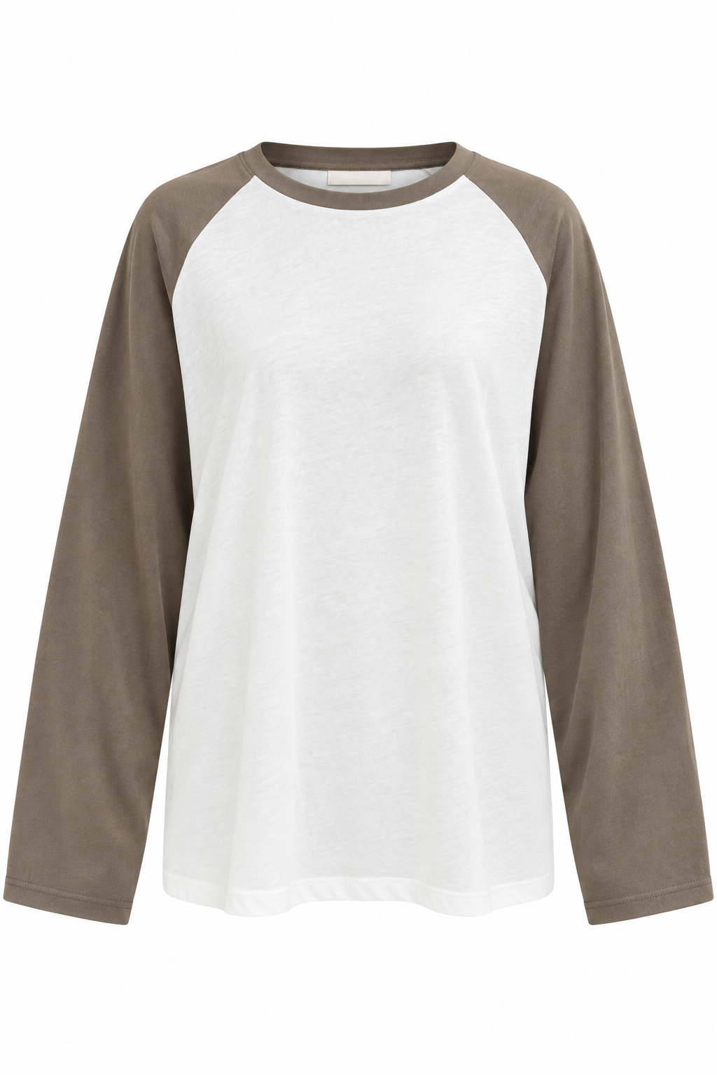 Wit raglan T-shirt met taupe lange mouwen en taupe halsbies op witte achtergrond