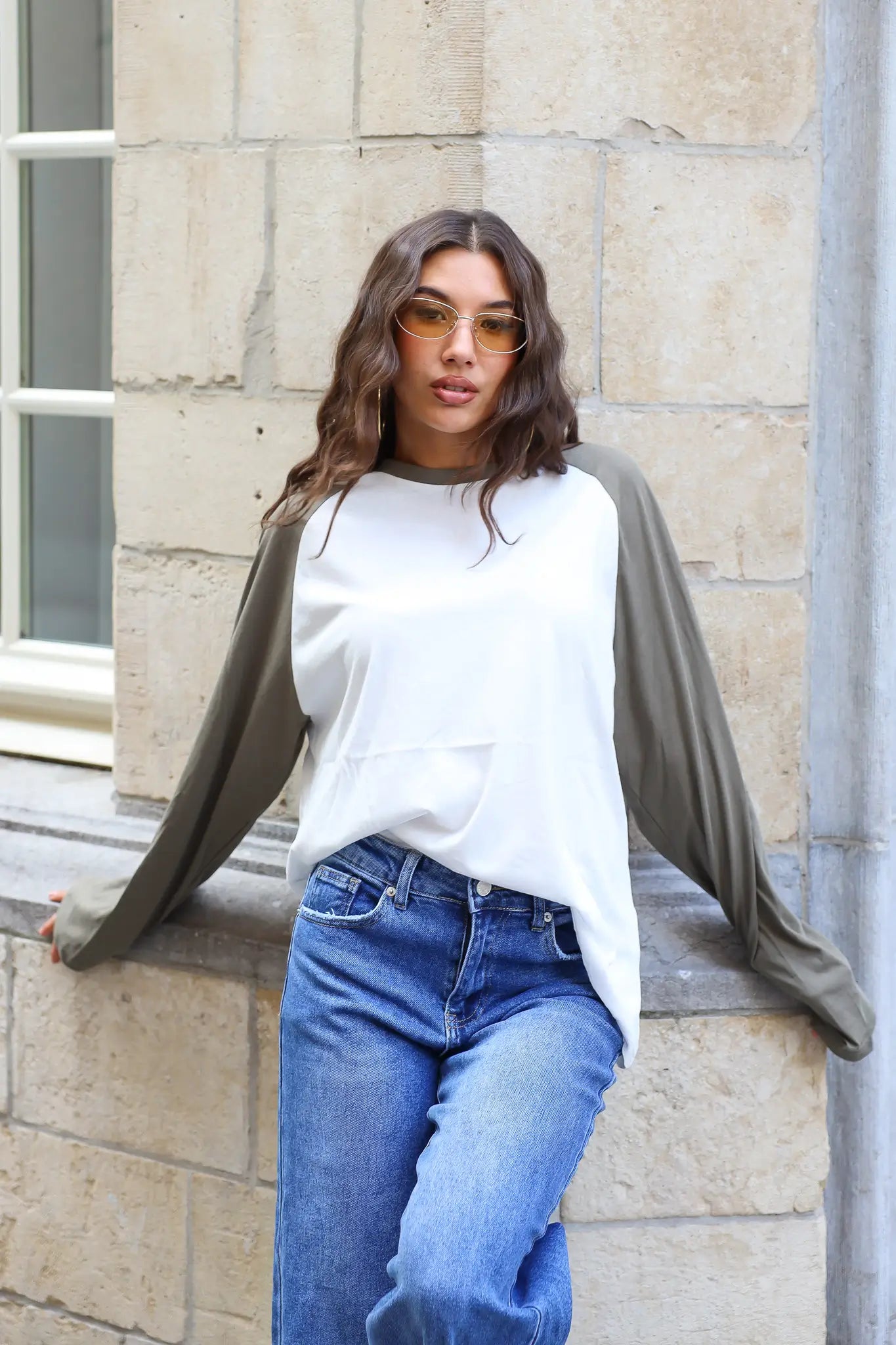 Wit raglan shirt met taupe mouwen gedragen met blauwe spijkerbroek