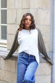 Wit raglan shirt met taupe mouwen gedragen met blauwe spijkerbroek