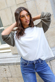 Wit raglan T-shirt met taupe lange mouwen gedragen met blauwe jeans
