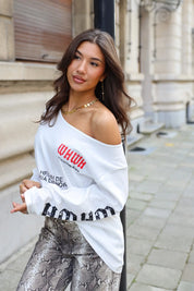 Wit T-shirt dames met off shoulder hals en print op de mouwen