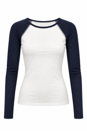Productfoto van wit fitted raglan T-shirt met donkerblauwe lange mouwen, contrasterende naden en ronde hals op witte achtergrond