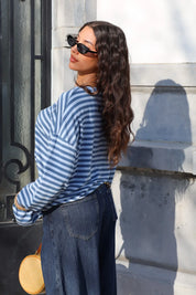 model draagt licht blauw gestreept t shirt lange mouwen met jeans zijkant view