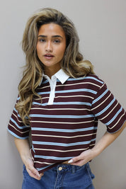 model draagt bruin gestreept polo t shirt met witte kraag