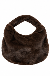 Donkerbruine faux fur tas van imitatiebont met ronde vorm en kort hengsel op witte achtergrond