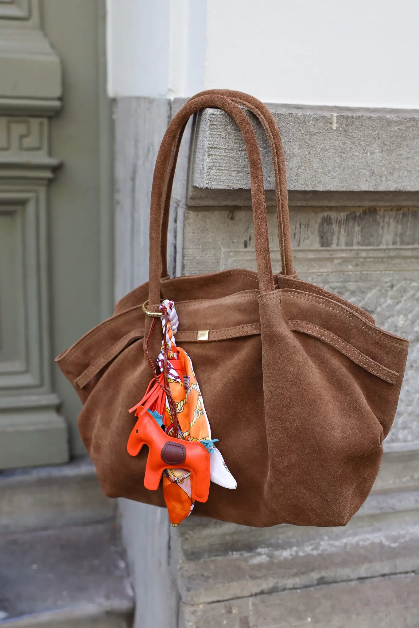 taupe suède shopper rechtop met oranje sjaal aan hengsel