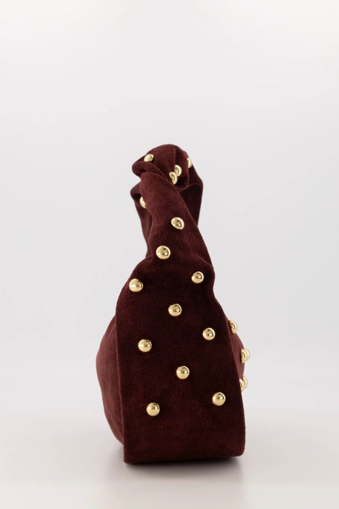 tas suede lottie bordeaux handtas zijaanzicht goudkleurige studs ladylike