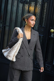 Taupe double breasted blazer met getailleerde pasvorm gedragen als complete set met wijde pantalon en Bambi tas
