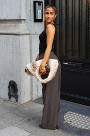 Zijaanzicht van taupe wide leg pantalon met lange rechte broekspijpen en hoge taille