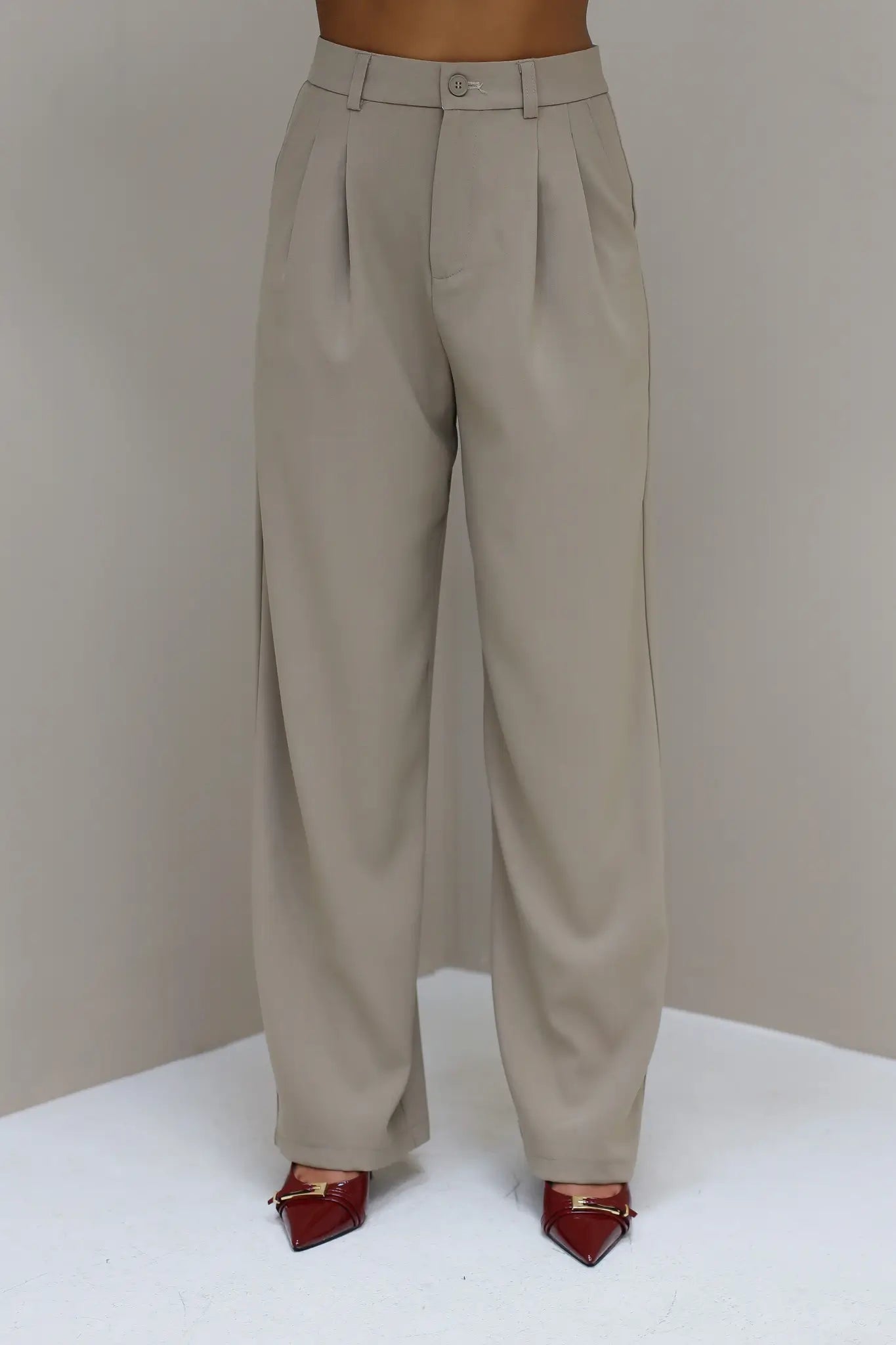 Taupe pantalon vooraanzicht op witte achtergrond