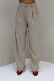 Taupe pantalon vooraanzicht op witte achtergrond