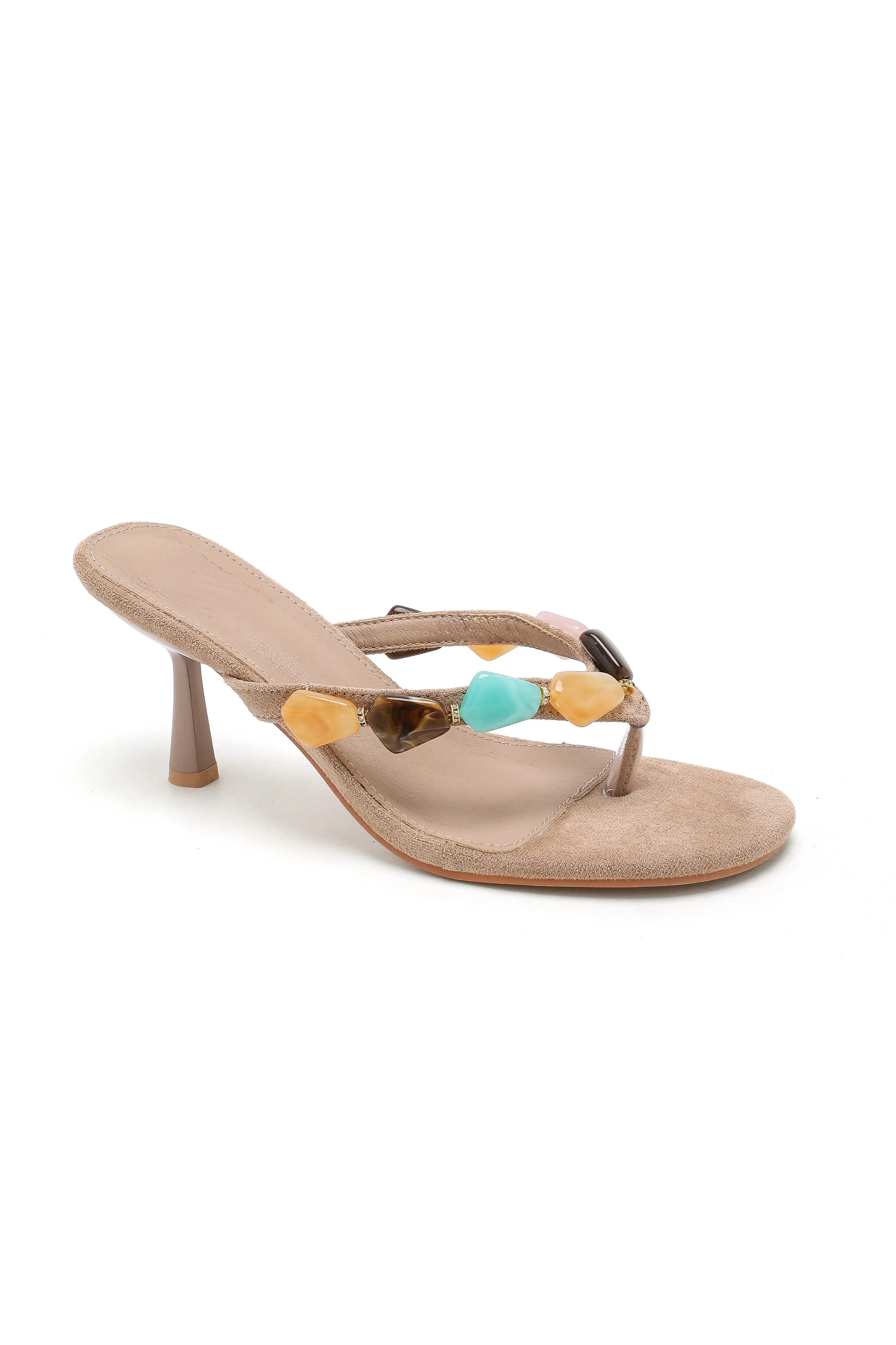 beige teensandalen met hak en gekleurde kralen detail