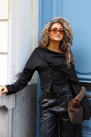 Zwarte dames top met drapering bij de hals en knoopsluiting aan de voorkant