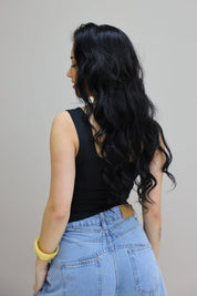 achterkant van zwarte top met steentjes