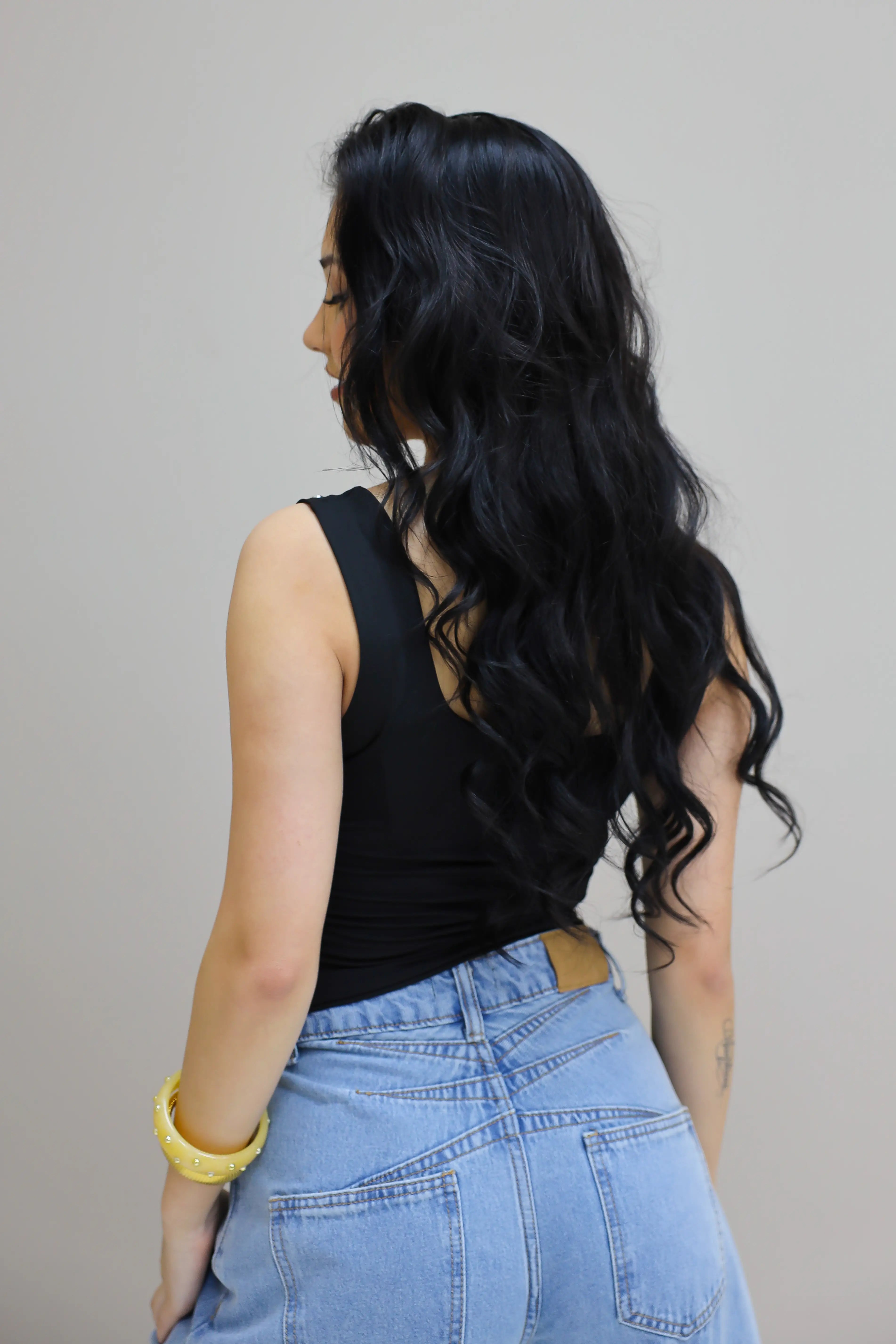 achterkant van zwarte top met steentjes