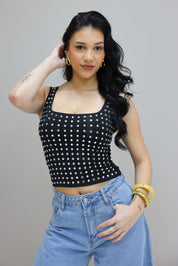 close up van zilveren steentjes op zwarte top