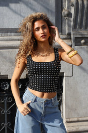zwarte crop top met steentjes dames pose ladylike