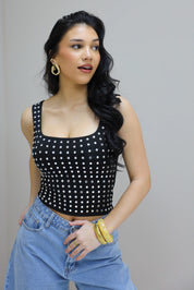 model draagt zwarte top met zilveren steentjes voorkant