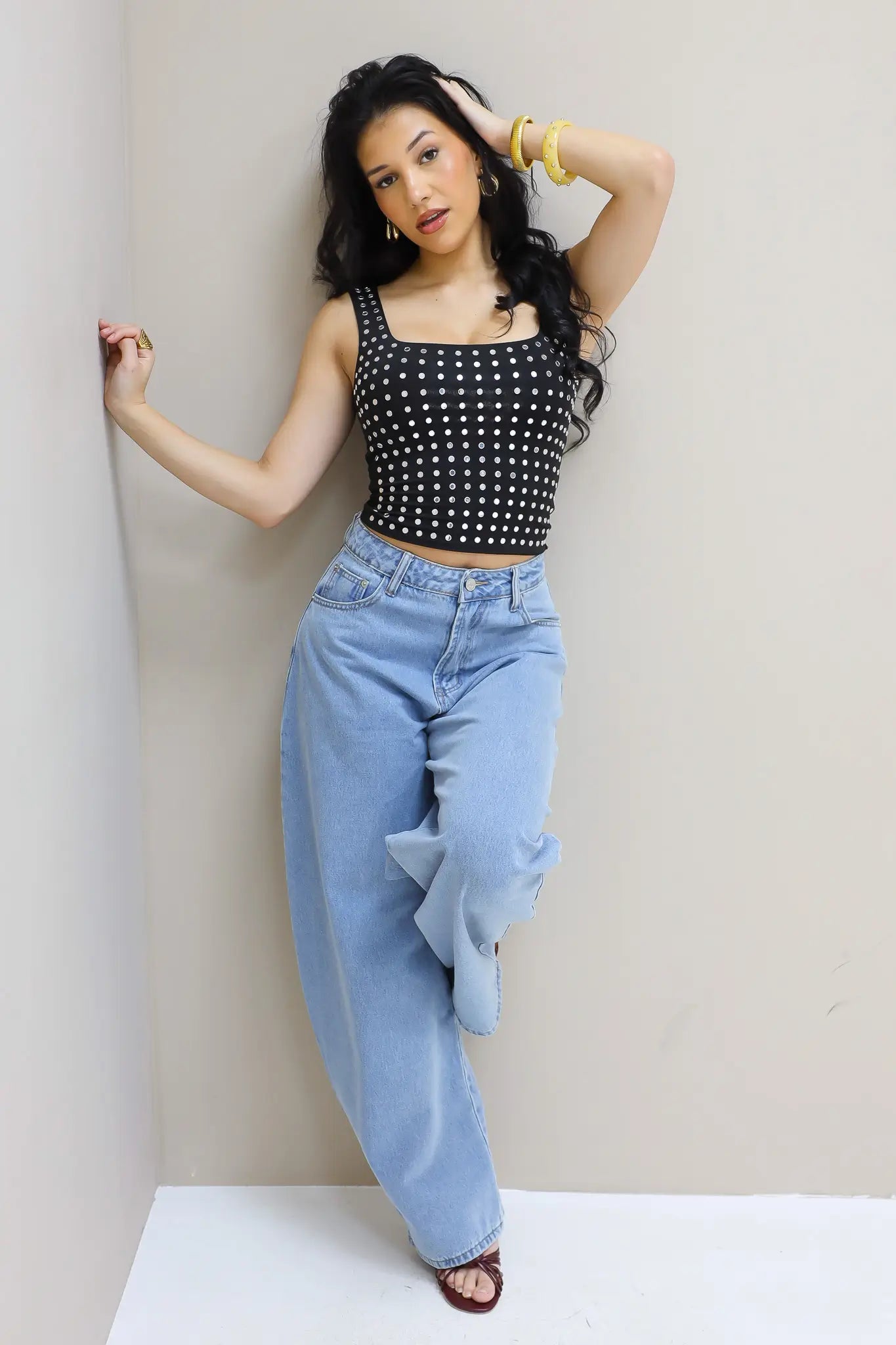 volledige outfit met zwarte steentjes top