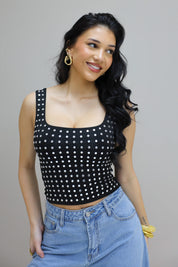 lachende pose met zwarte top steentjes