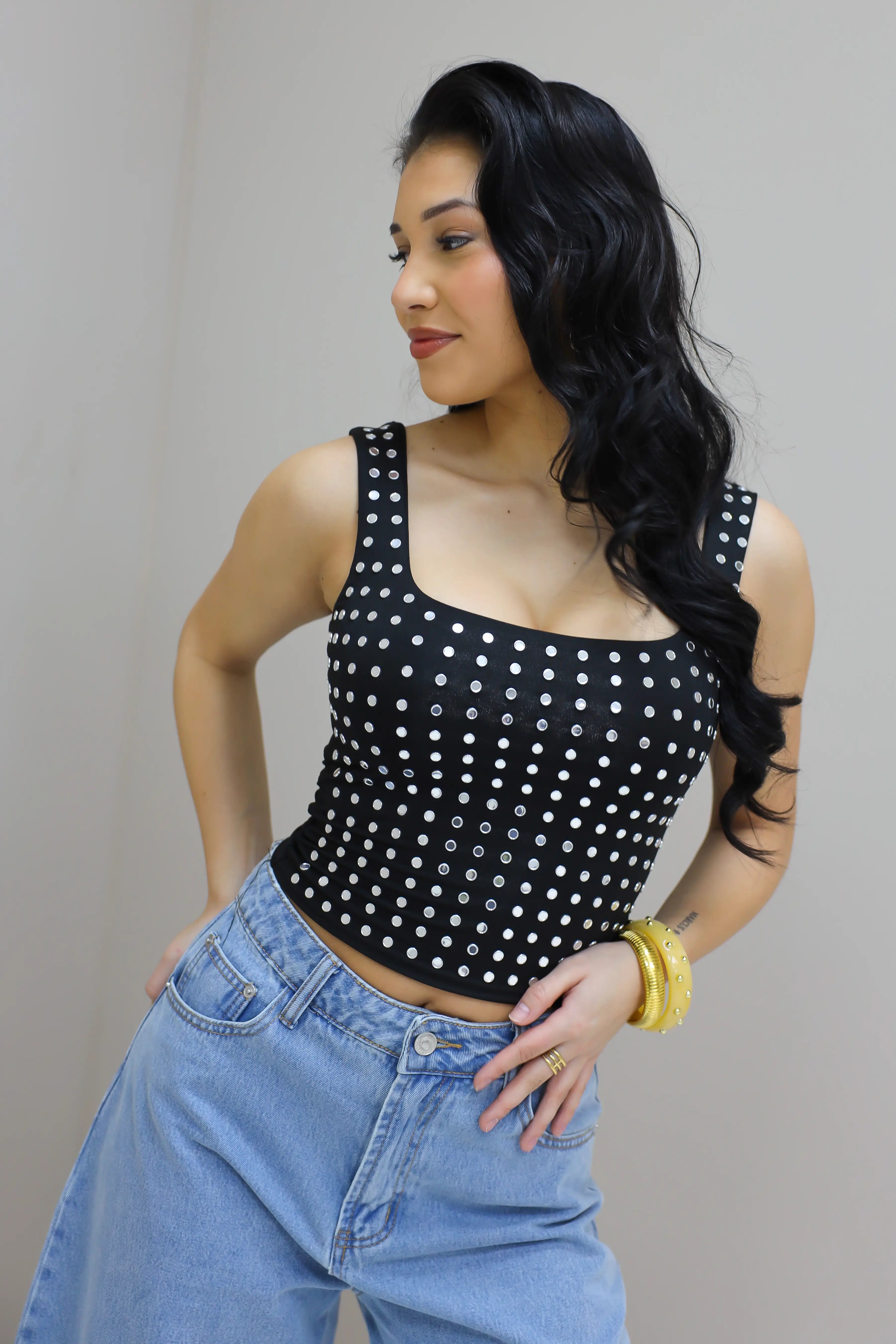 zwarte top met steentjes gecombineerd met jeans