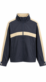 Donkerblauwe track jas met hoge opstaande kraag beige strepen op borst en mouwen en ritssluiting op witte achtergrond