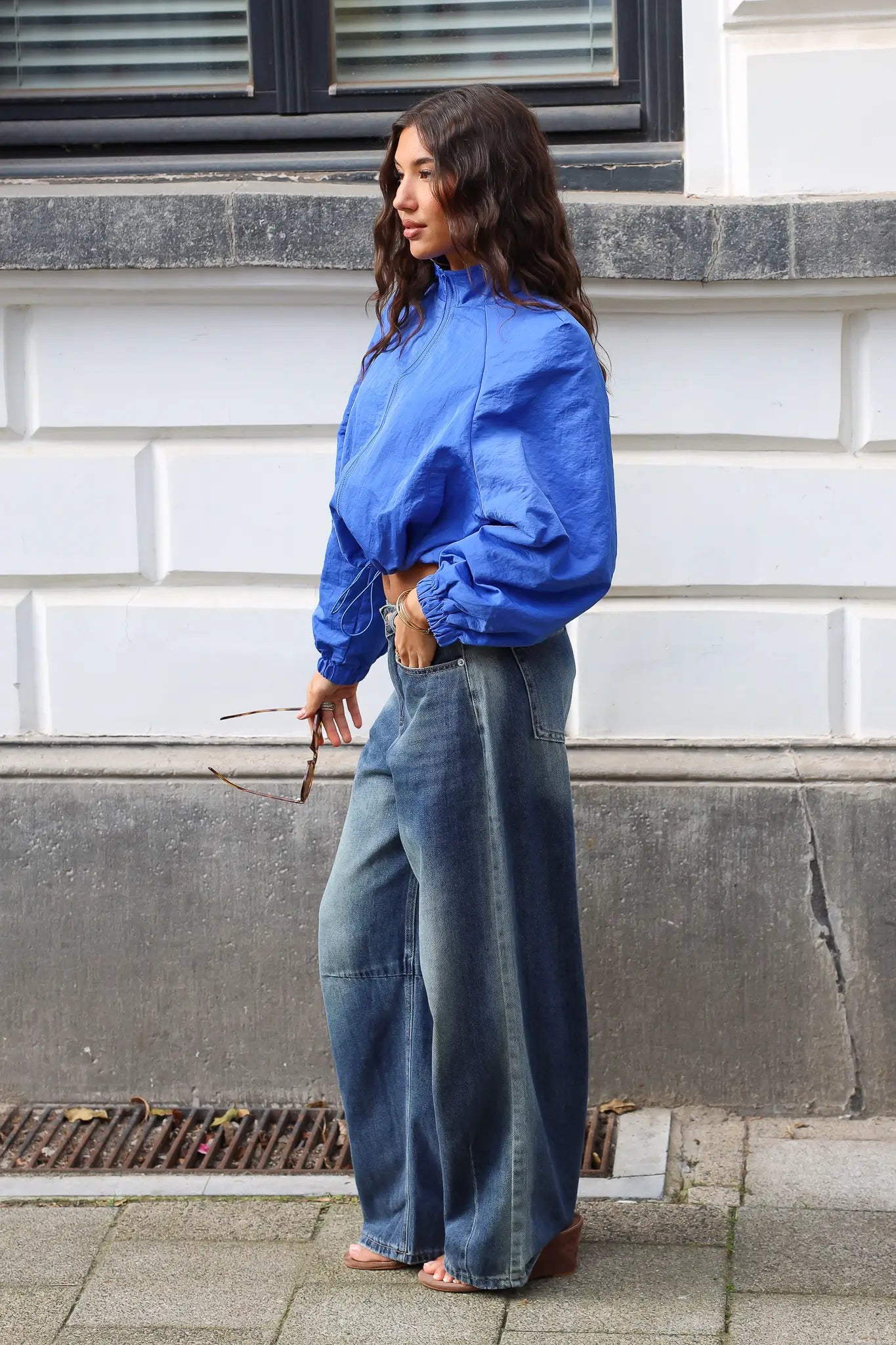 Kobaltblauw track jacket met ritssluiting en lange mouwen, gestyled met wijde jeans