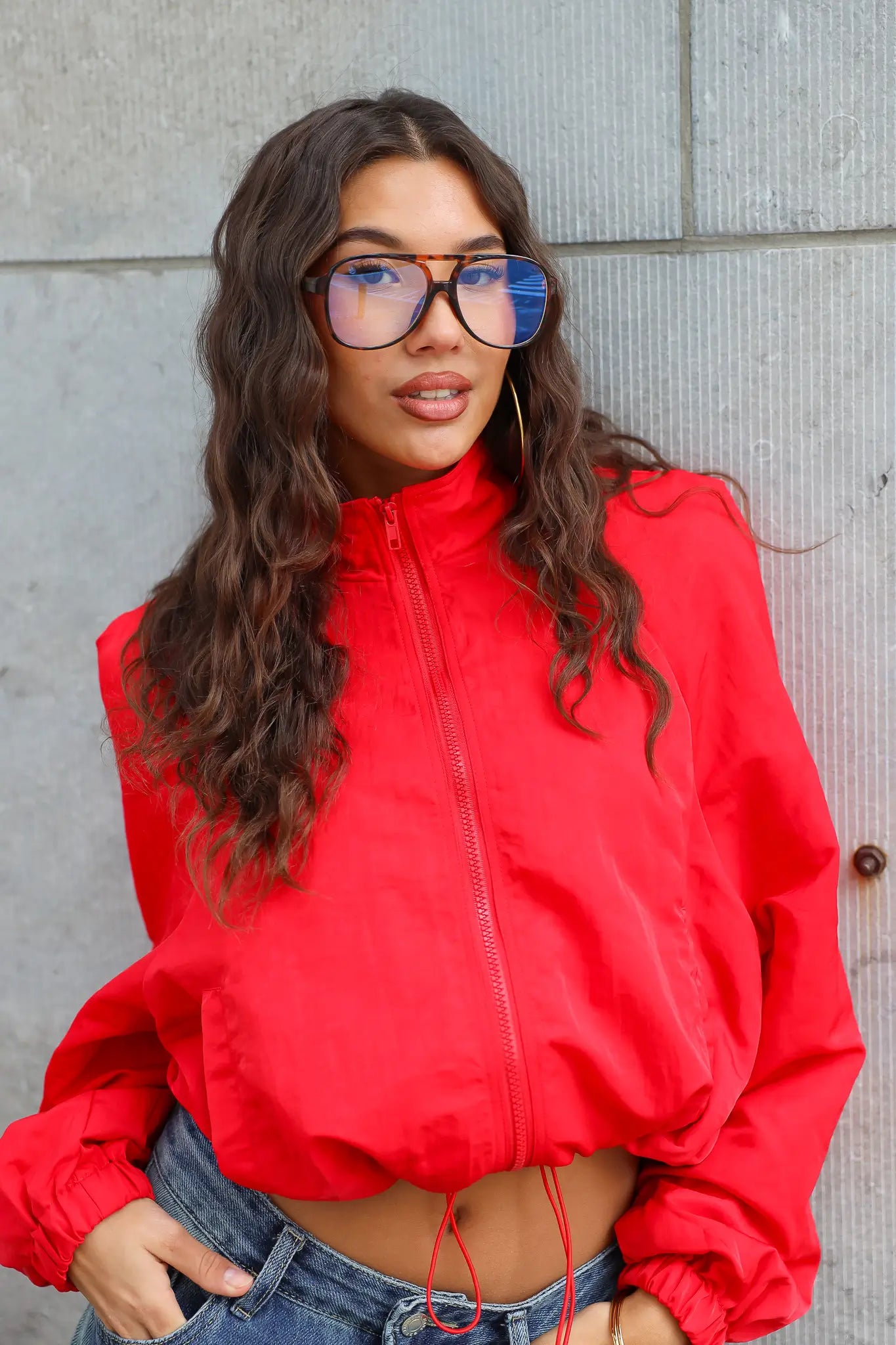 Rood kort track jacket met hoge opstaande kraag en trekkoord aan de onderkant