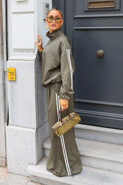 Olijfgroene tweedelige tracksuit met witte zijstrepen en wide leg broek