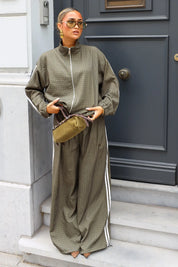 Olijfgroene tracksuit set dames met wijde broek en witte strepen langs de pijpen