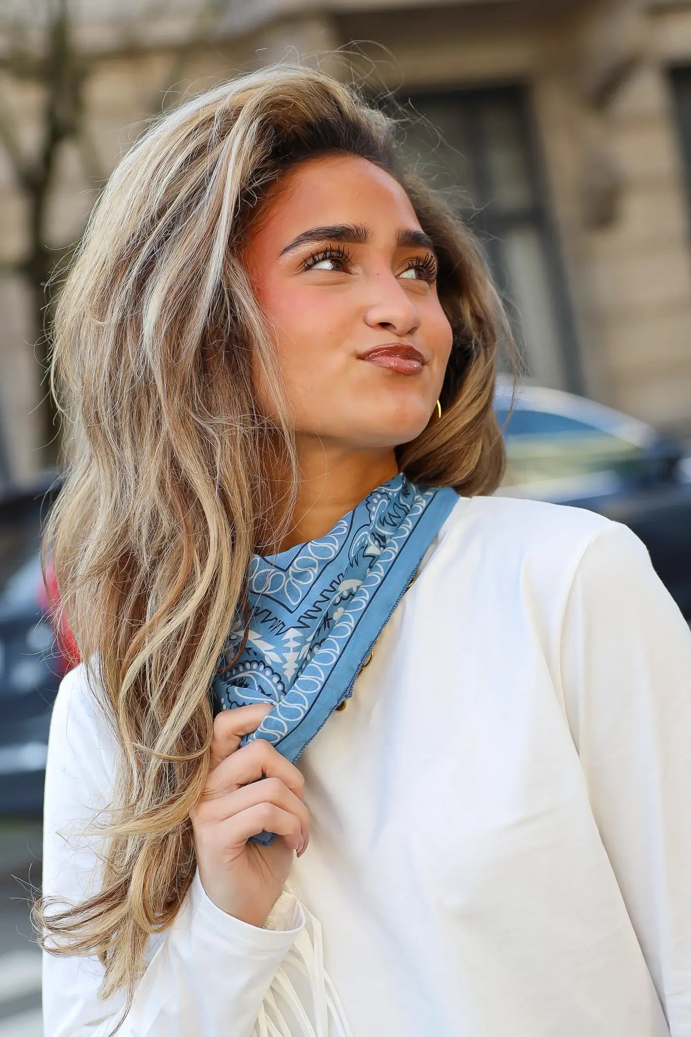 model met triangle sjaal blauw met print om hals