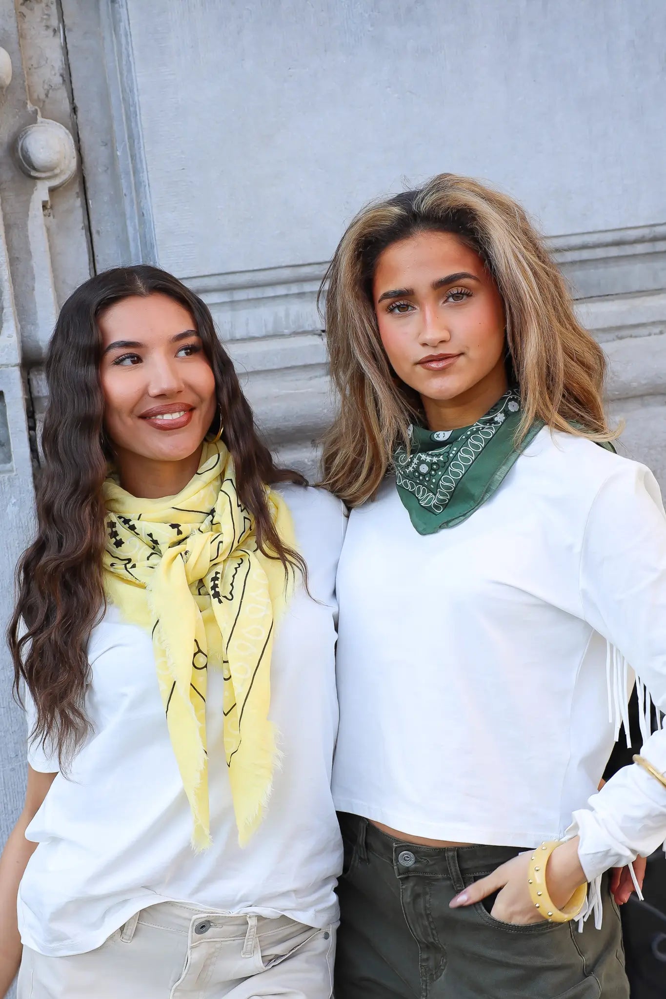 twee modellen met triangle sjaal geel groot om hals