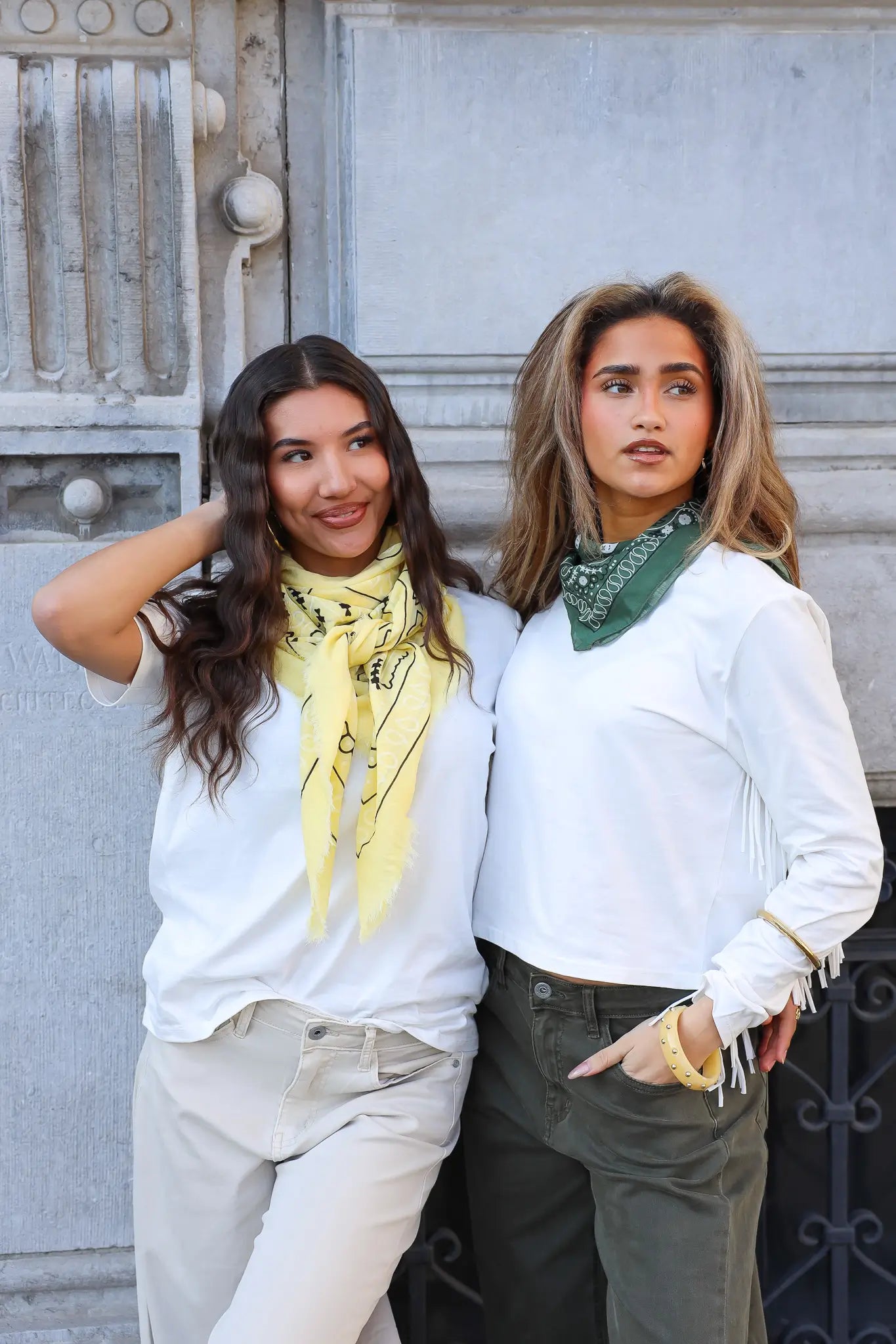 twee modellen met triangle sjaal geel groot met print