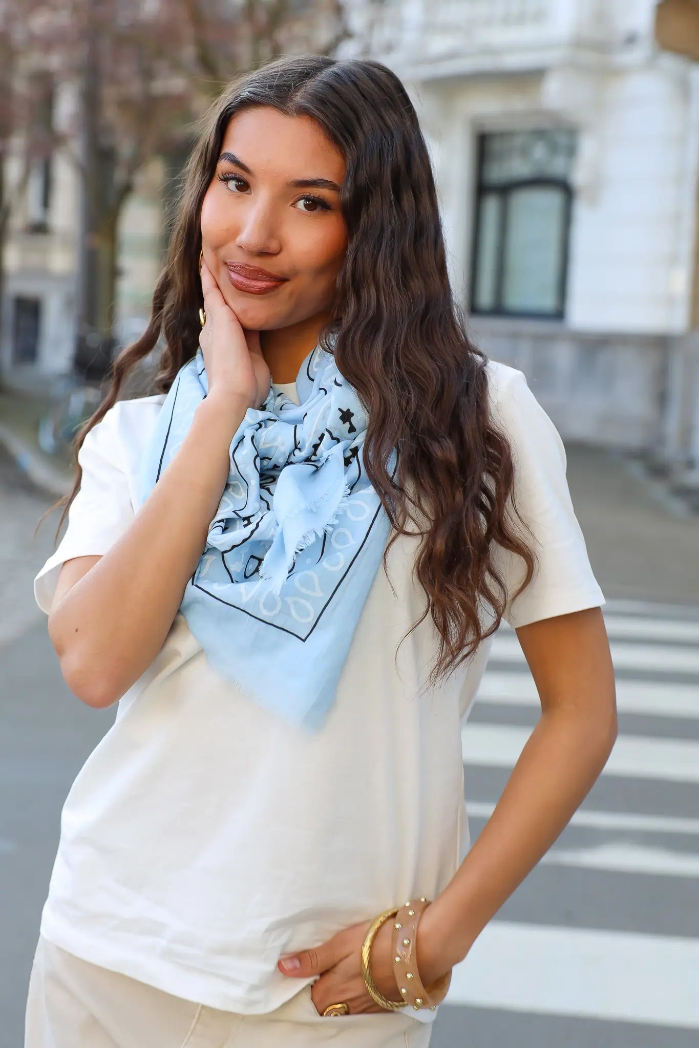 model met triangle sjaal licht blauw groot om hals