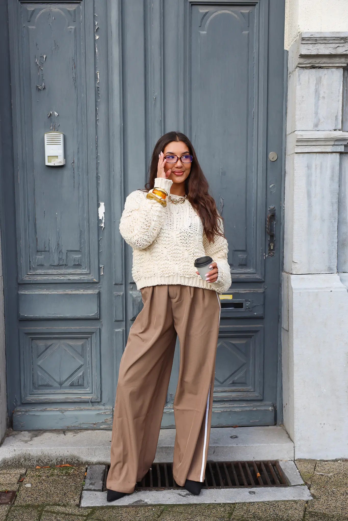 outfitfoto met creme trui en beige pantalon buiten