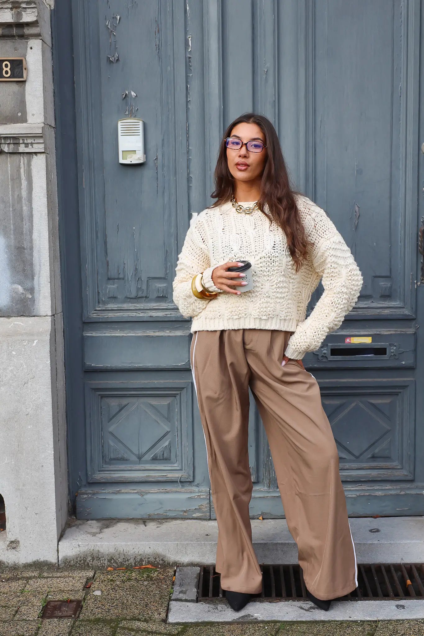 outdoorfoto met creme trui en beige pantalon