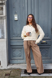 outdoorfoto met creme trui en beige pantalon