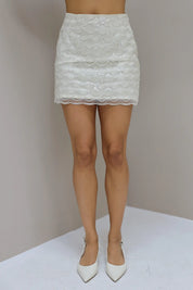 close up vooraanzicht van witte rok set